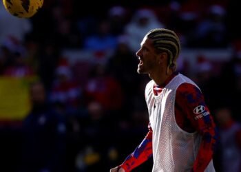 El futbolista Rodrigo De Paul sorprende con un impactante cambio de look y se convierte en tendencia: ¿se inspiró en Tini Stoessel?