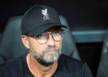 La pasión de Jurgen Klopp. Llega a sufrir un increíble incidente con Tsimikas durante un partido.