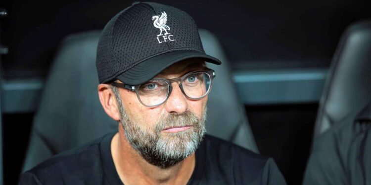 La pasión de Jurgen Klopp. Llega a sufrir un increíble incidente con Tsimikas durante un partido.