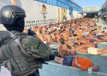 Caos y violencia en cárceles de Ecuador durante primer día de estado de excepción.