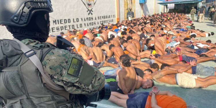 Caos y violencia en cárceles de Ecuador durante primer día de estado de excepción.
