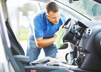 Descubrí cómo dejar el interior de tu auto como nuevo con estos cinco trucos caseros utilizando lo que tienes en casa.