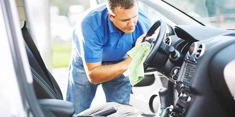 Descubrí cómo dejar el interior de tu auto como nuevo con estos cinco trucos caseros utilizando lo que tienes en casa.
