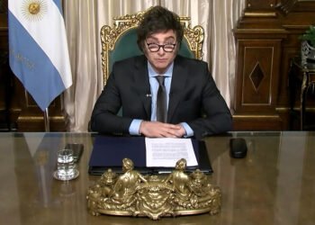 Descubre los entresijos del DNU y la Ley Ómnibus de Milei: secretos revelados y revuelo en las filas internas