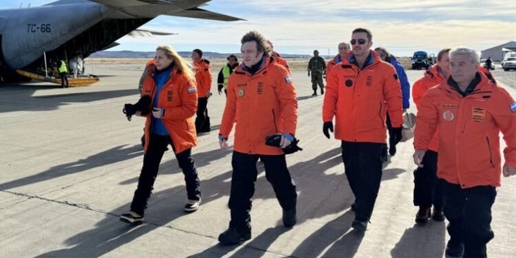 Javier Milei en Río Gallegos. La ciudad natal del kirchnerismo lo recibe con riguroso despliegue de seguridad.