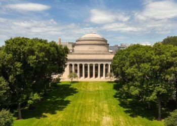 Estudio del MIT indica que la inteligencia artificial no podría reemplazarnos en el trabajo tan pronto como se pensaba.