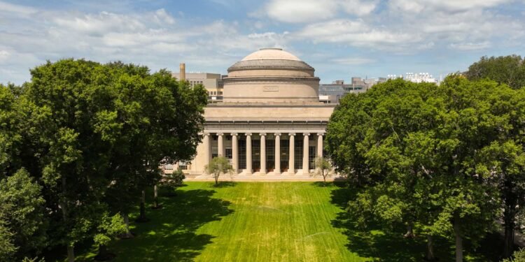 Estudio del MIT indica que la inteligencia artificial no podría reemplazarnos en el trabajo tan pronto como se pensaba.