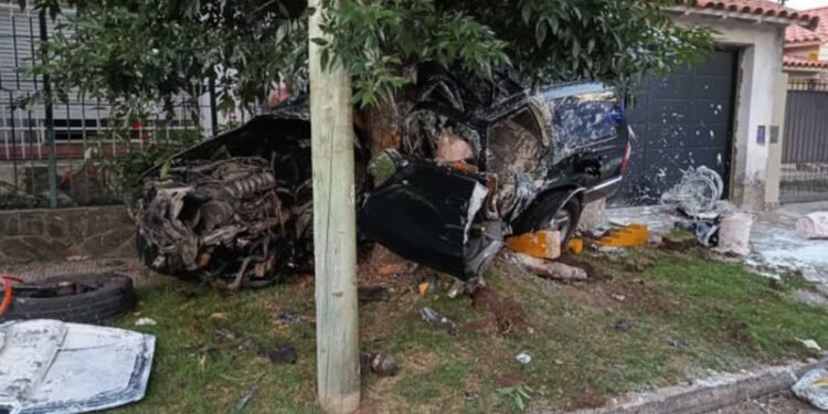 Dos ladrones mueren al chocar contra un árbol en Quilmes tras el robo de una camioneta.