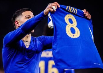 Enzo Fernández marca un espectacular gol de tiro libre para el Chelsea  y vence al Aston Villa 3-1 en la FA Cup.