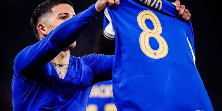 Enzo Fernández marca un espectacular gol de tiro libre para el Chelsea y vence al Aston Villa 3-1 en la FA Cup.
