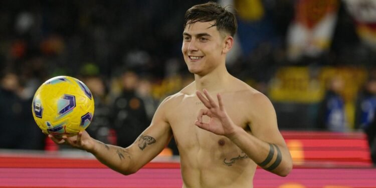Paulo Dybala brilla con un triplete para Roma en la Serie A.