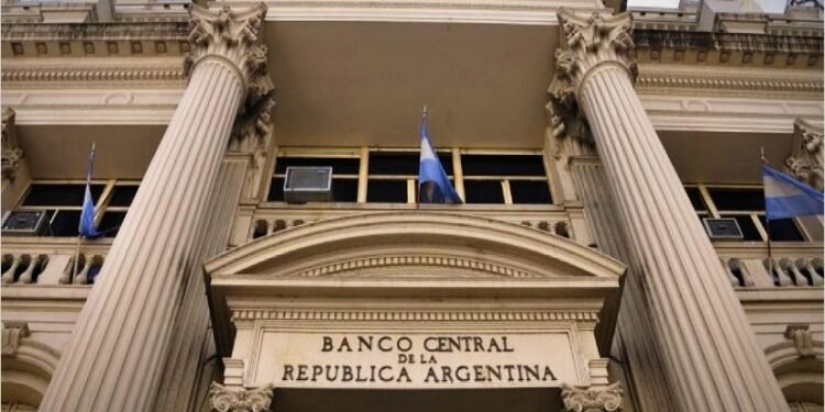 El BCRA aumentando sus reservas, pero los saldos se reducen en un 35% respecto a enero.