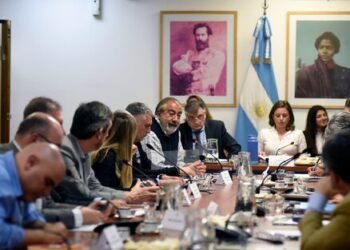Gobierno convoca a su primera reunión del Consejo de Salario para discutir acuerdos de aumento, mientras la CGT reclama un incremento del 85%.