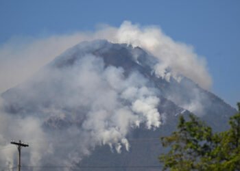 Incendio forestal en el Volcán de Agua de Guatemala.