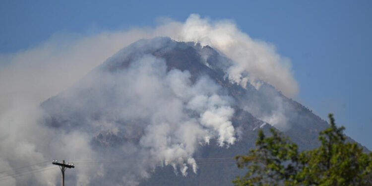 Incendio forestal en el Volcán de Agua de Guatemala.