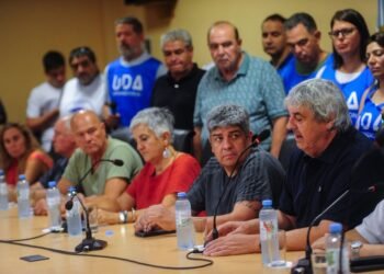 Gremios docentes convocan a nuevo paro total para el próximo lunes en respuesta a las medidas del Gobierno.