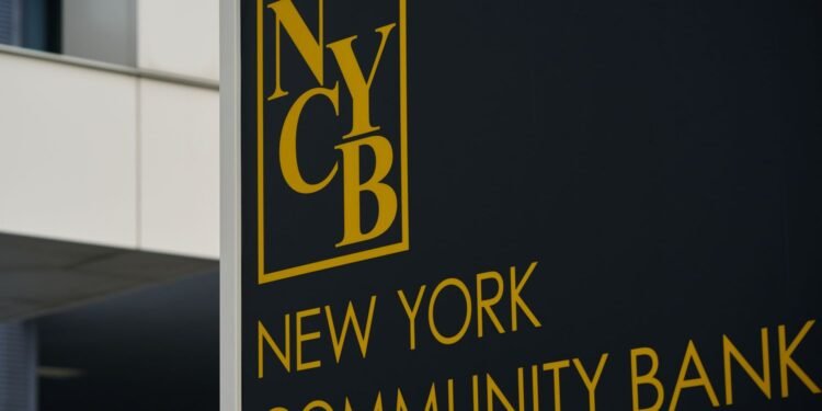 New York Community Bancorp registra pérdida de US$ 252 millones en el año 2023.