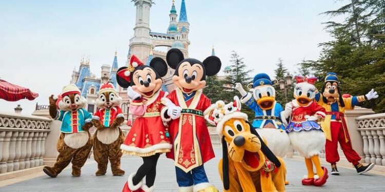 Empleados de los parques temáticos de Disneyland buscan formar un sindicato.