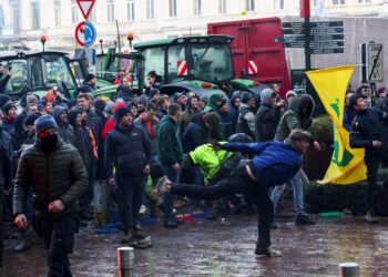 Agricultores protagonizan masiva protesta en Bruselas.