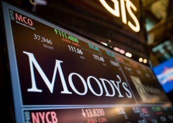 Moody’s degrada a “bono basura” a NYCB, generando inquietud en el mercado.