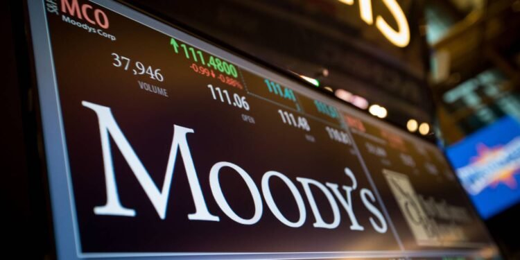 Moody’s degrada a “bono basura” a NYCB, generando inquietud en el mercado.