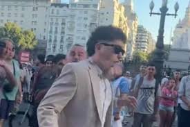 Manifestante del Congreso agrede brutalmente a joven de La Libertad Avanza en sorprendente acto de violencia.