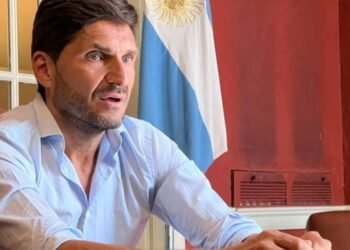 Maximiliano Pullaro, gobernador de Santa Fe, se niega a pedir préstamo para sueldos ante la crisis financiera.