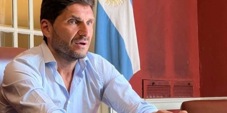 Maximiliano Pullaro, gobernador de Santa Fe, se niega a pedir préstamo para sueldos ante la crisis financiera.