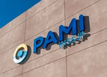 Descubren irregularidades en el PAMI: hospitales sin finalizar, compras millonarias sin competencia y un padrón de afiliados dudoso.