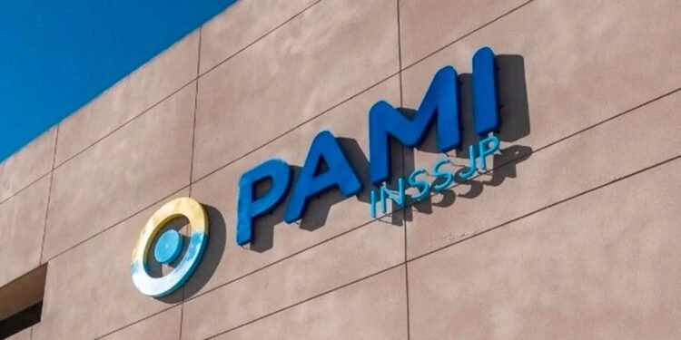 Descubren irregularidades en el PAMI: hospitales sin finalizar, compras millonarias sin competencia y un padrón de afiliados dudoso.