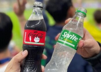Coca-Cola revoluciona la industria con el lanzamiento de productos en botellas de plástico reciclado al 100%