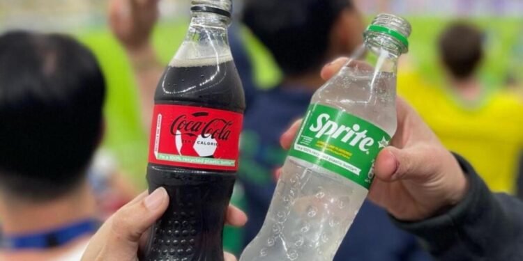 Coca-Cola revoluciona la industria con el lanzamiento de productos en botellas de plástico reciclado al 100%