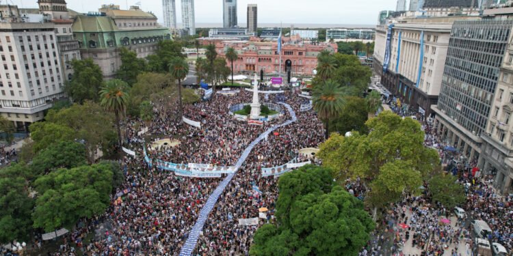 Masiva marcha en Plaza de Mayo por el Día de la Memoria, Verdad y Justicia.