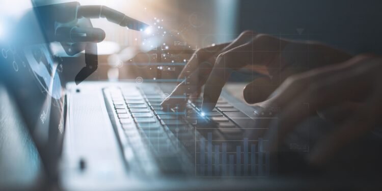 Economista estadounidense advierte que la IA pondrá en riesgo empleos en determinados sectores.