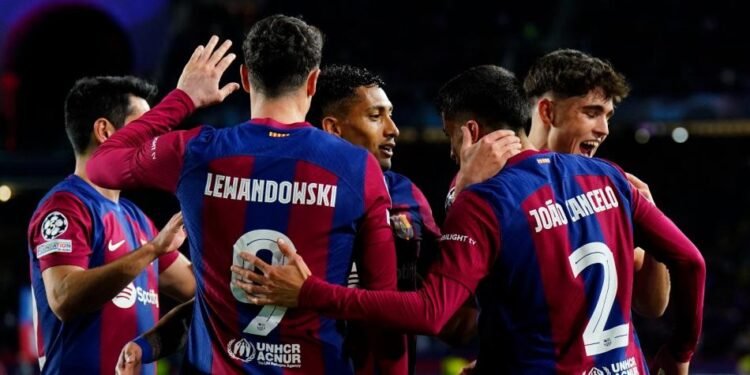 El Barcelona avanza a cuartos de final de la Champions League tras cuatro años.