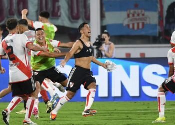 River se corona campeón de la Supercopa Argentina en un emocionante partido contra Estudiantes.