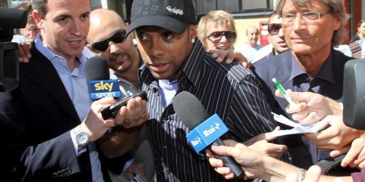 Robinho detenido en Santos y condenado a cumplir nueve años de prisión en Brasil.