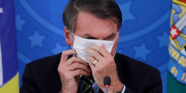 Expresidente brasileño Jair Bolsonaro enfrenta acusaciones por presunto fraude en datos de vacunación contra el covid-19.