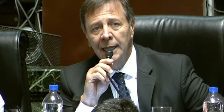 Oscar Zago afirma que había una intención de suspender la sesión de mañana.