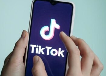 Italia impone multa de 11 millones de dólares a TikTok por falta de protección a menores.