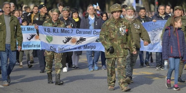 Funcionario de Villarruel afirma que desfile militar por la Guerra de Malvinas no se realizará por su elevado costo.