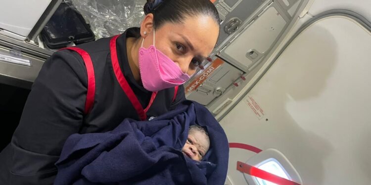 Increíble acontecimiento a bordo. Una pasajera da a luz en pleno vuelo en México.