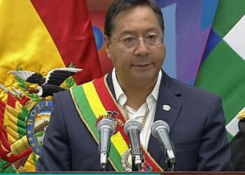 El presidente de Bolivia acata pedido de organizaciones sociales y cambia a cinco ministros de su gabinete.