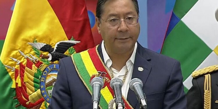 El presidente de Bolivia acata pedido de organizaciones sociales y cambia a cinco ministros de su gabinete.