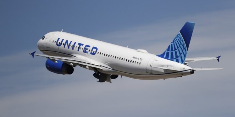 La FAA refuerza supervisiones en United Airlines en respuesta a incidentes recientes.