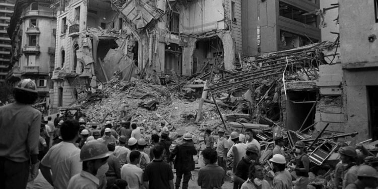 32 años después, el atentado terrorista contra la embajada de Israel en Argentina sigue sin justicia.