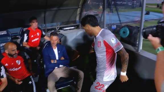 Enzo Pérez y Demichelis: El picante saludo previo al enfrentamiento entre River y Estudiantes.