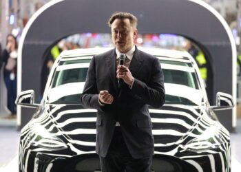 Tesla registra el mayor desplome en el S&P 500 y los analistas pronostican una caída aún mayor.