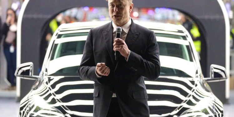 Tesla registra el mayor desplome en el S&P 500 y los analistas pronostican una caída aún mayor.