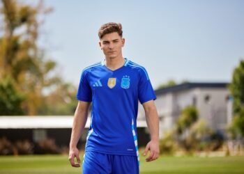 La selección argentina presenta sus nuevas camisetas. Descubrí su diseño, fechas de estreno y precios.